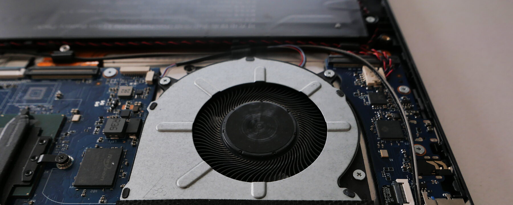 StarBook Horizon internal fan and cooling assembly